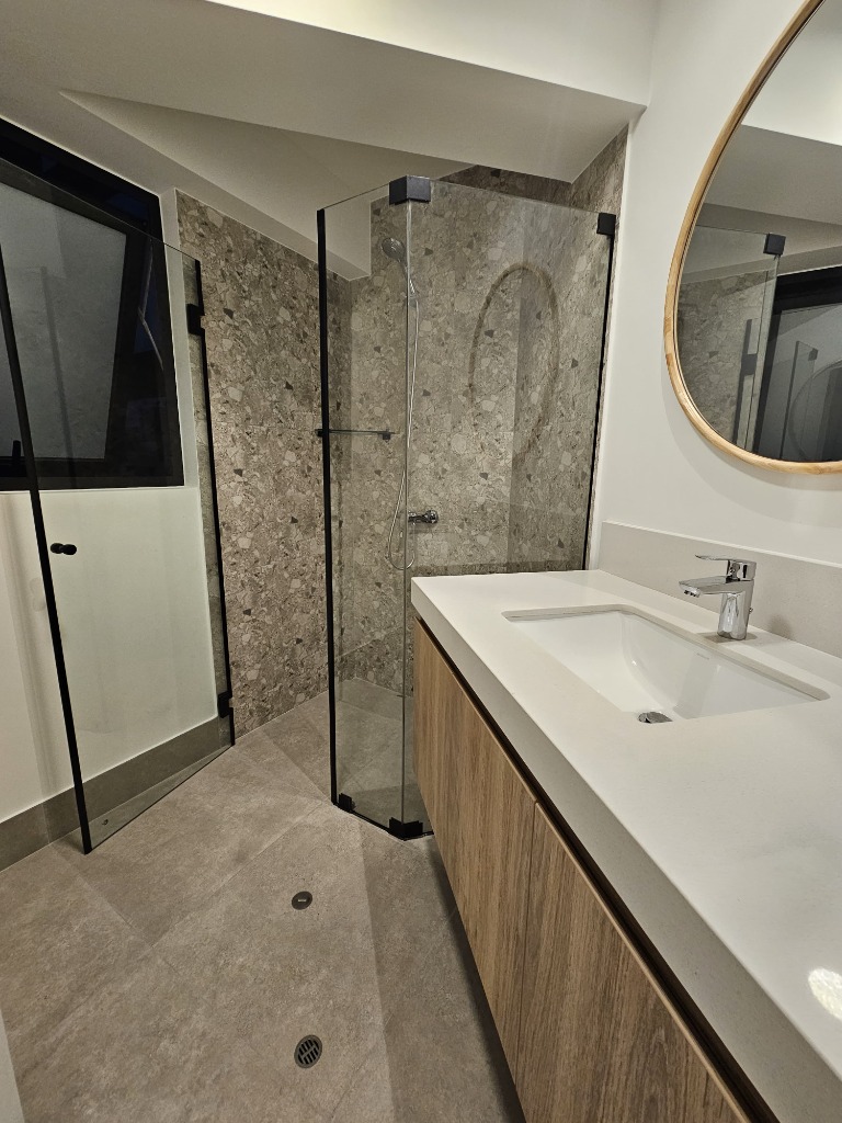 Proyecto Baño bonito - Puertas de Ducha y Acabados